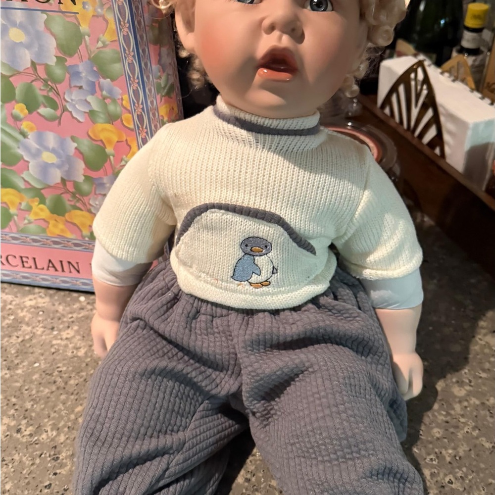 Adorable Doll with Penguin Shirt porcelana cathay collection limited 1——5000